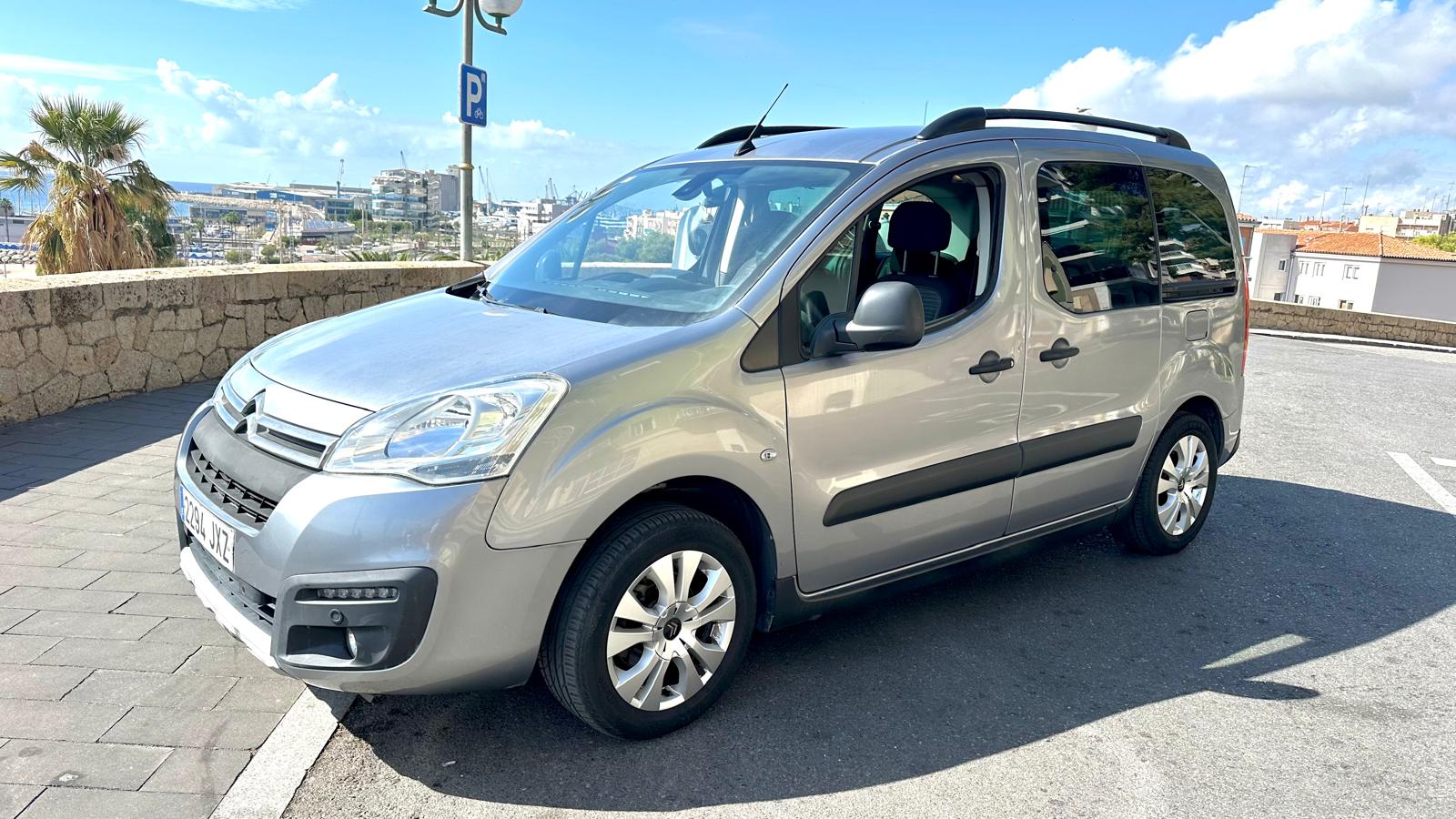 Citroen Berlingo 1.2 gris, vista exterior delantera lateral.